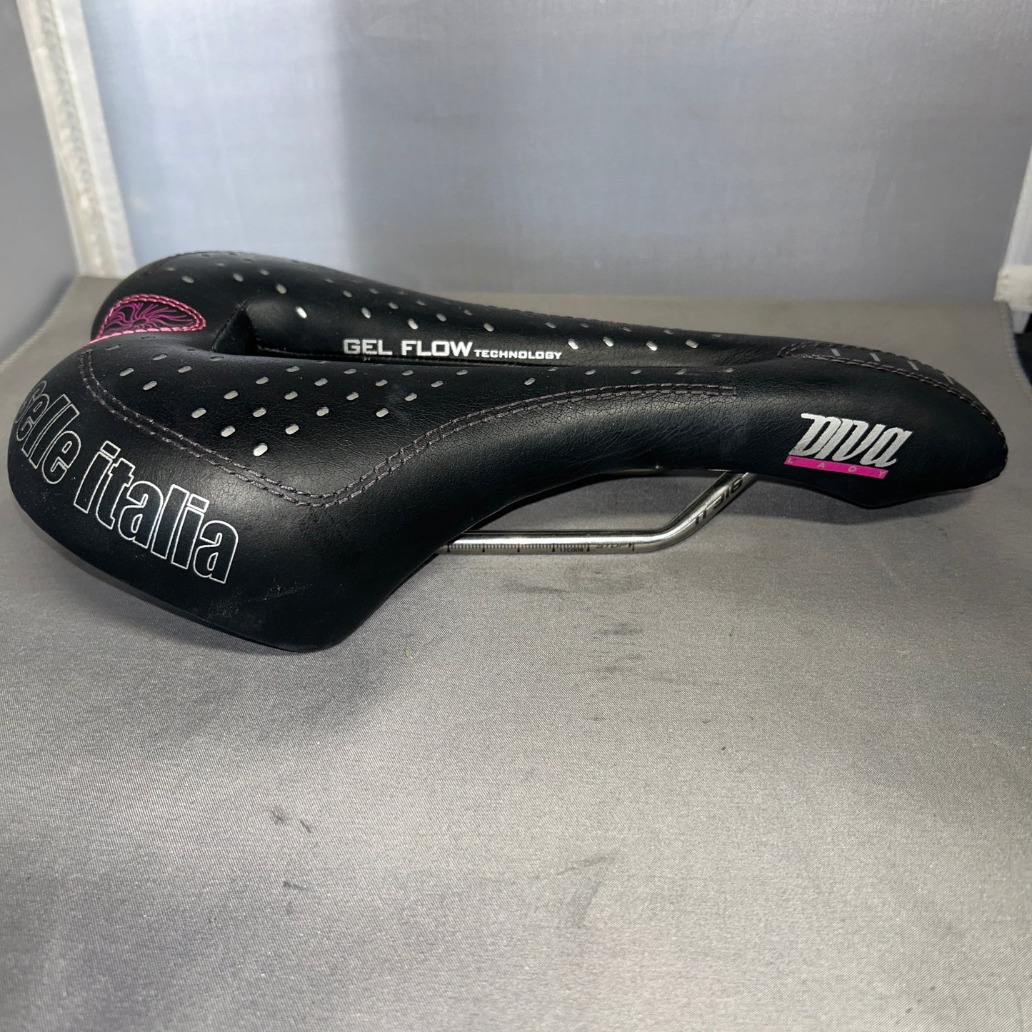 Selle Italia Diva Gel Superflow Saddle Black Tubular Vanox Rail Women Bike Seat