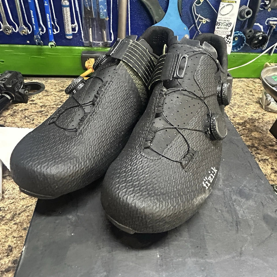 Fi'zi:k Vento Stabilita Carbon Black Fluo/Yellow Size 44 Used Once