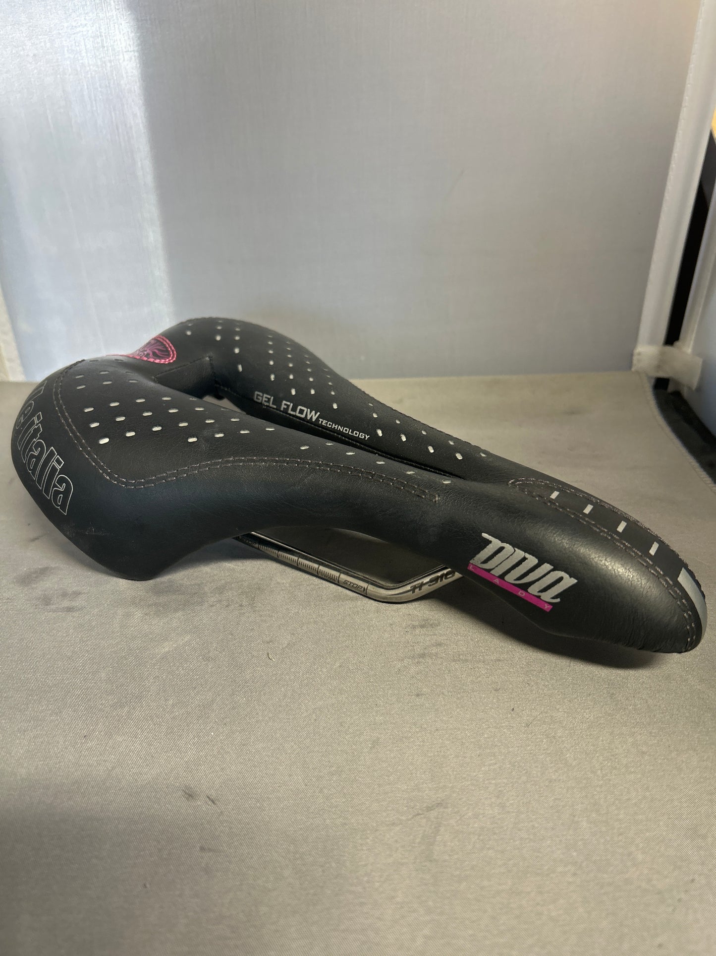 Selle Italia Diva Gel Superflow Saddle Black Tubular Vanox Rail Women Bike Seat